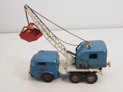 Lot 224 - A tray of vintage tinplate and plastic toys...