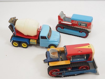 Lot 224 - A tray of vintage tinplate and plastic toys...