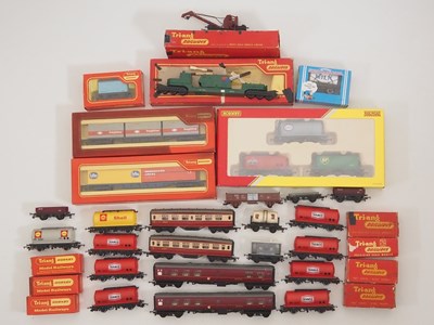 Lot 390 - A large group of boxed and unboxed OO gauge...