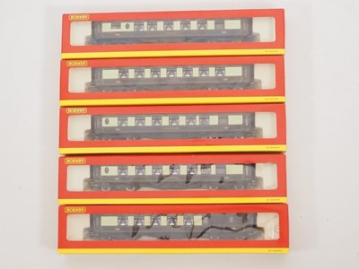 Lot 422 - A group of HORNBY OO gauge Pullman coaches,...