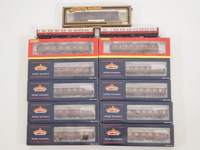 Lot 438 - A group of OO gauge, mostly boxed, passenger...