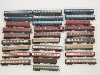 Lot 454 - A large tray of unboxed OO gauge passenger...