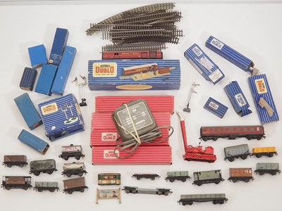 Lot 458 - A mixed lot of HORNBY DUBLO OO gauge 2 and...