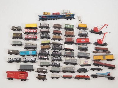 Lot 476 - A large tray of unboxed OO gauge wagons by...