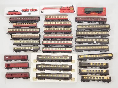 Lot 478 - A large tray of boxed and unboxed OO gauge...