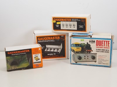 Lot 487 - A group of OO and N gauge model railway...