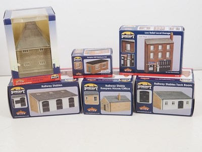 Lot 492 - A group of BACHMANN SCENECRAFT OO gauge resin...