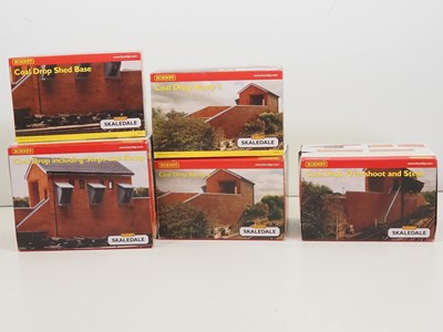 Lot 496 - A coal yard of HORNBY SKALEDALE OO gauge resin...