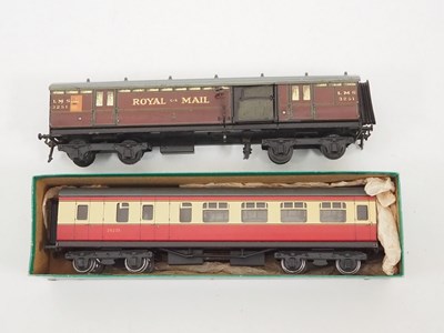 Lot 570 - A pair of BASSETT-LOWKE O gauge coaches...