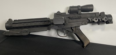 Lot 513 - STAR WARS - A replica Stormtrooper E11 Blaster...