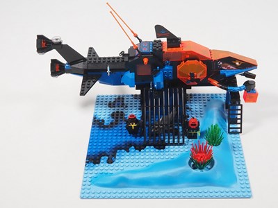 Lot 19 - LEGO - AQUAZONE #6190 - Shark's Crystal Cave -...