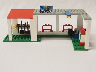 Lot 42 - LEGO - CLASSIC TOWN #6561 Hot Rod Club -...