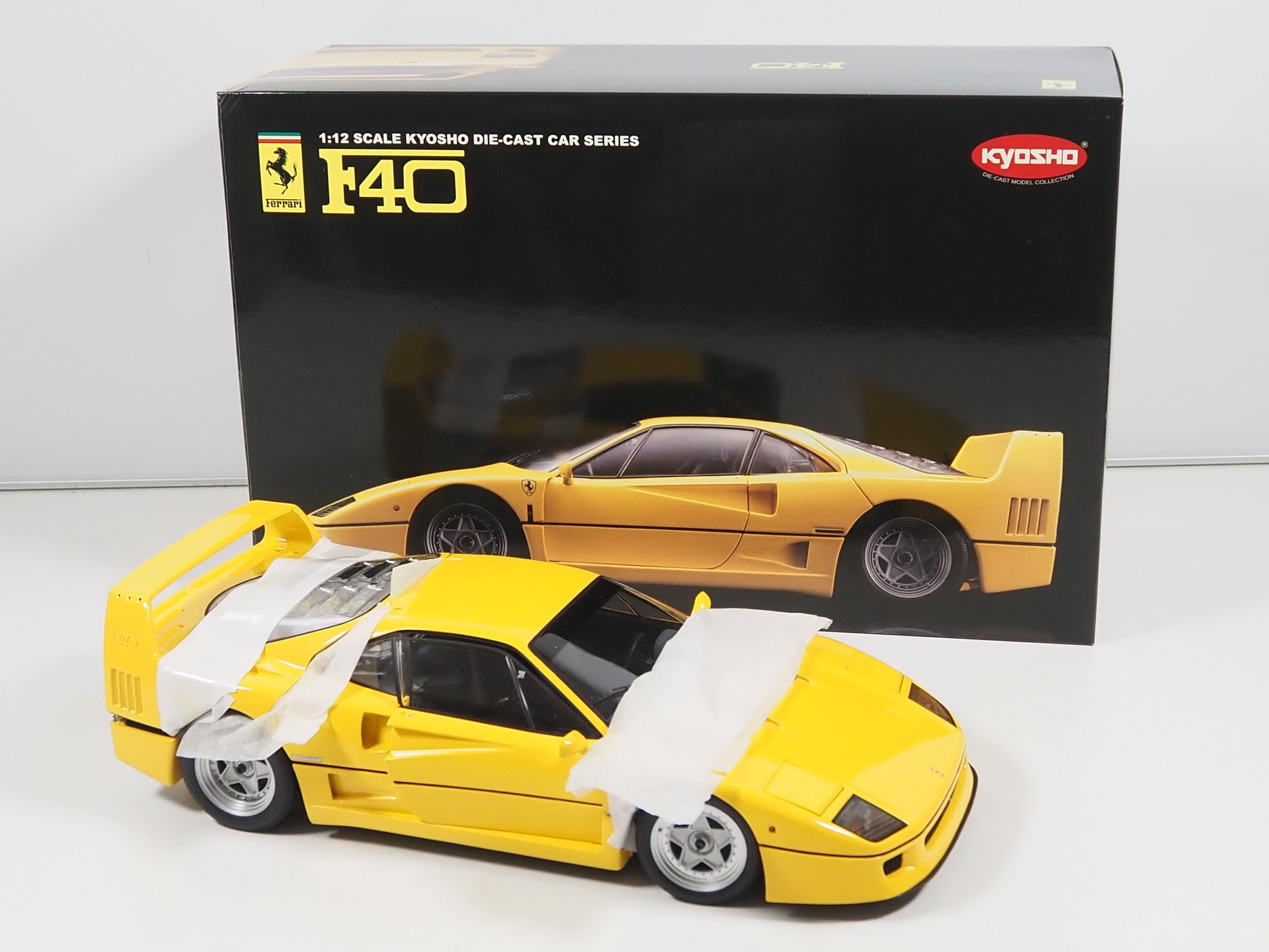 Lot 107 - A KYOSHO 1:12 scale diecast Ferrari F40 car