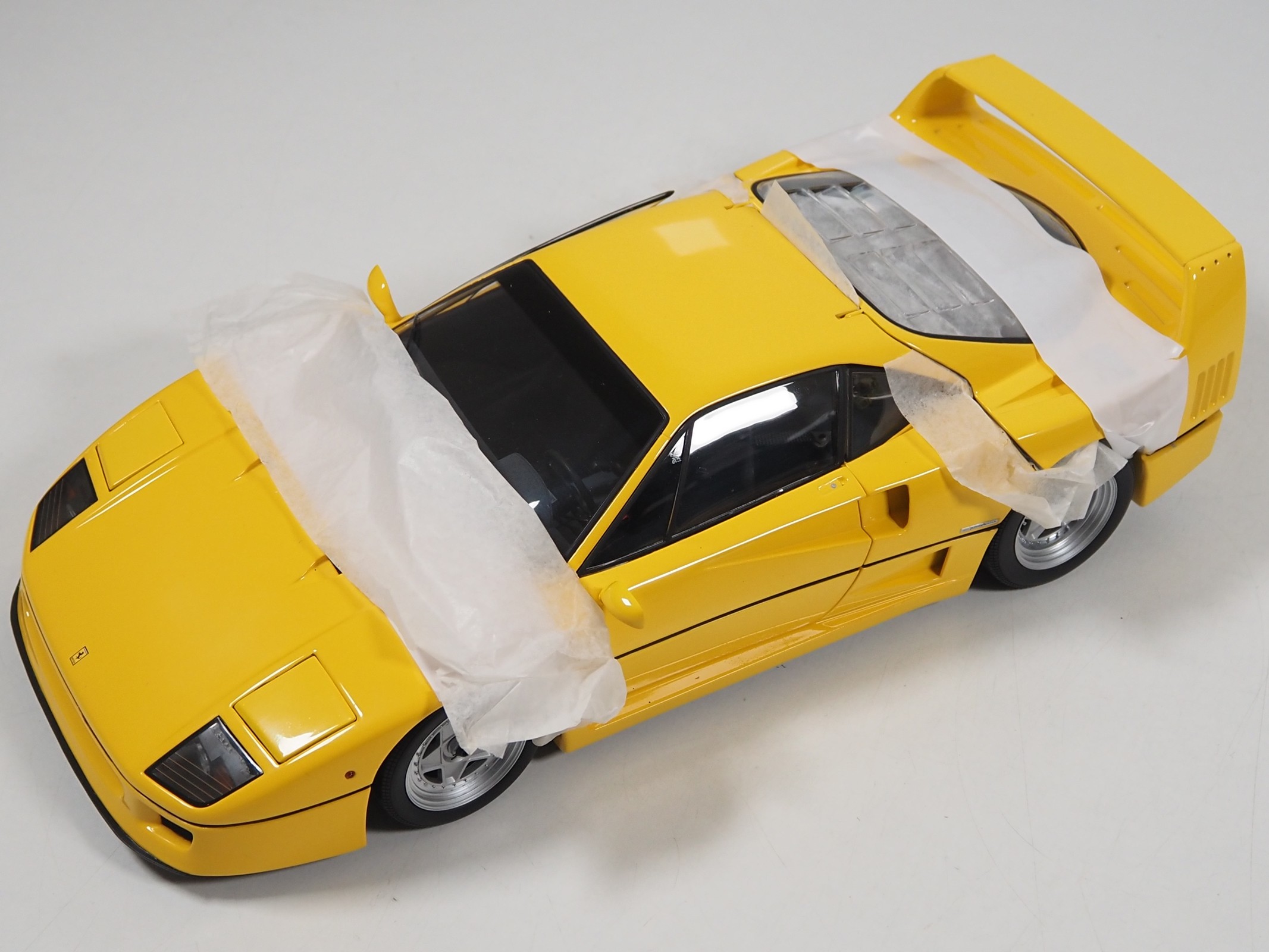 Lot 107 - A KYOSHO 1:12 scale diecast Ferrari F40 car