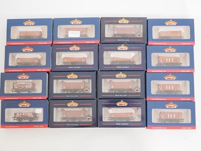 Lot 318 - A group of BACHMANN boxed OO gauge wagons...
