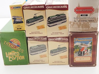 Lot 13 - A large group of boxed and unboxed mostly 1:76...