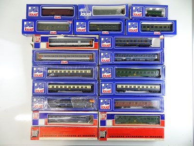 Lot 22 - A large quantity of French Outline passenger...
