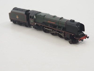 Lot 19 - A group of GRAHAM FARISH N gauge rolling stock...