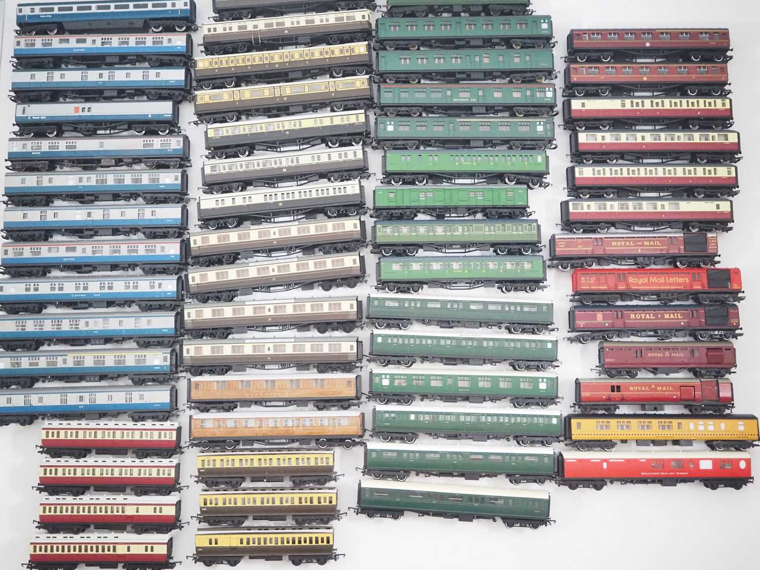 Lot 105 - A very large crate of unboxed OO gauge...