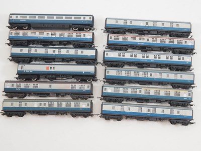 Lot 105 - A very large crate of unboxed OO gauge...