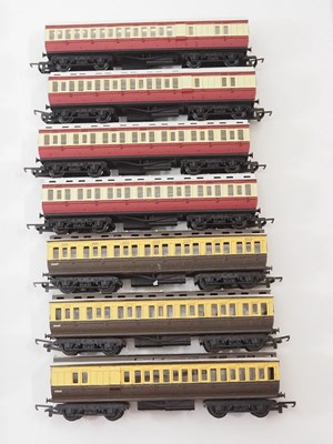 Lot 105 - A very large crate of unboxed OO gauge...