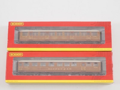 Lot 106 - A group of boxed and unboxed HORNBY OO gauge...
