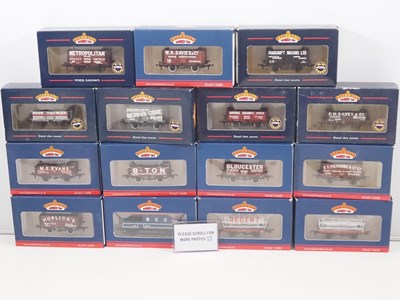 Lot 123 - A group of BACHMANN OO gauge wagons, in...