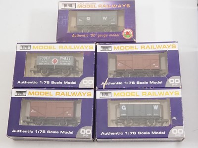 Lot 124 - A group of DAPOL OO gauge wagons, in various...