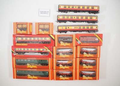 Lot 175 - A group of boxed and unboxed HORNBY OO gauge...