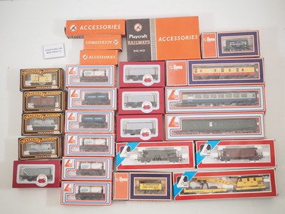 Lot 182 - A group of OO gauge passenger and freight...