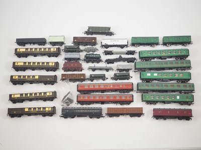 Lot 185 - A group of unboxed OO gauge passenger and...