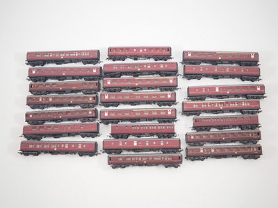 Lot 186 - A group of unboxed OO gauge passenger coaches...