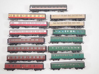 Lot 188 - A group of unboxed OO gauge passenger coaches...
