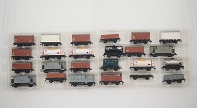 Lot 194 - A group of unboxed HORNBY DUBLO OO gauge...