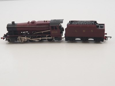Lot 210 - A WRENN OO gauge W2272 LMS 8F Freight...