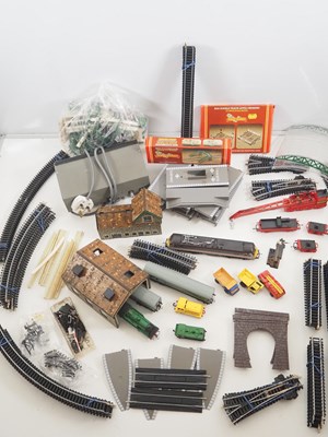 Lot 213 - A mixed group of OO gauge model railways to...