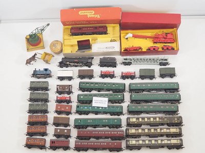 Lot 216 - A large group of boxed and unboxed OO gauge...