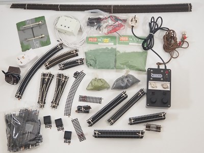 Lot 231 - A group of OO gauge model railway track and...