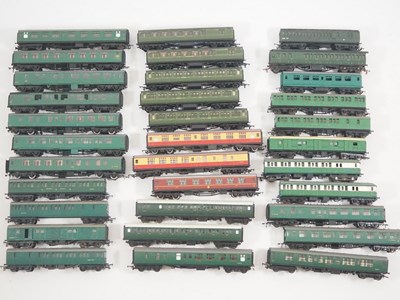 Lot 234 - A large group of unboxed OO gauge passenger...
