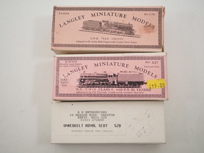 Lot 8 - A group of N gauge model railways kits and...