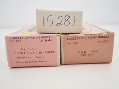 Lot 8 - A group of N gauge model railways kits and...