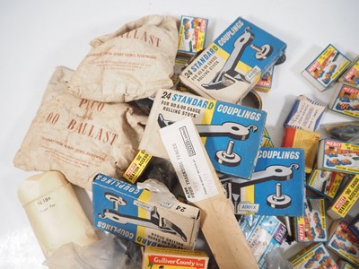 Lot 60 - A large quantity of OO gauge vintage model...