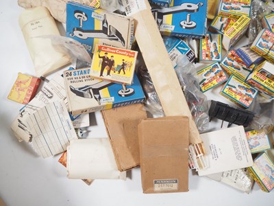 Lot 60 - A large quantity of OO gauge vintage model...
