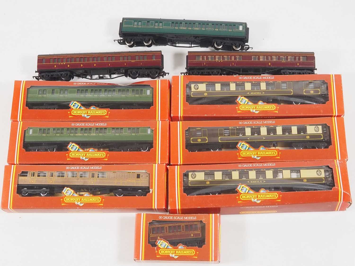 Lot 67 - A quantity of boxed and unboxed OO gauge...