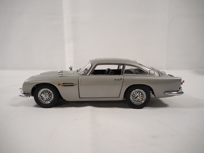 Lot 113 - A pair of DANBURY MINT 1:24 scale diecast...