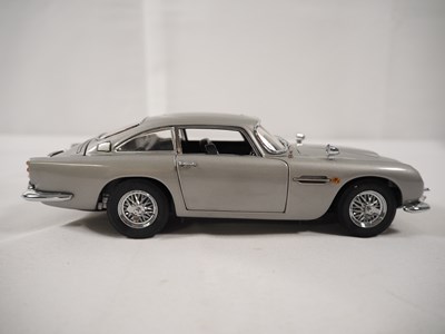 Lot 113 - A pair of DANBURY MINT 1:24 scale diecast...