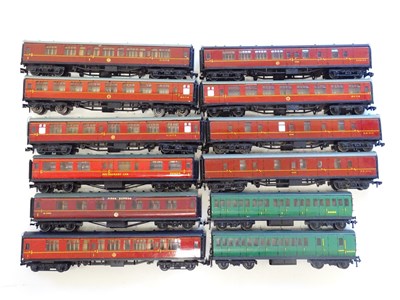Lot 256 - A group of unboxed HORNBY DUBLO coaches - G...