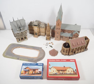 Lot 27 - A group of HO gauge kitbuilt plastic buildings...