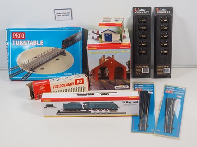 Lot 71 - A group of OO gauge model railway accessories...
