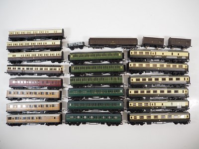 Lot 101 - A large quantity of OO gauge unboxed passenger...